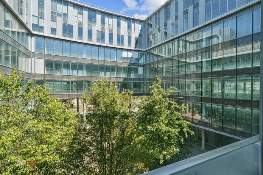 11-19 Rue Ernest Renan, Nanterre for sale - Building Photo - Image 2 of 11