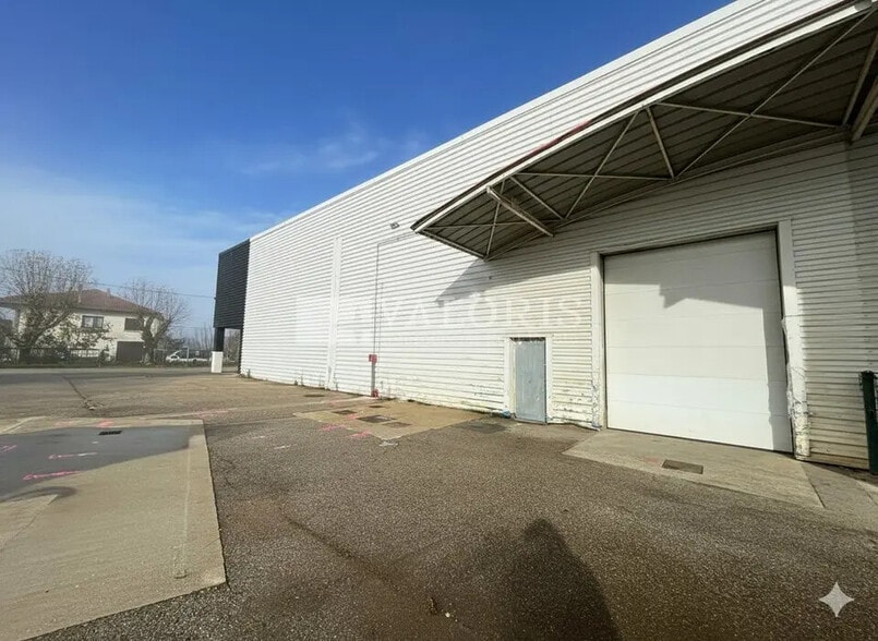 Retail in Vaulx-en-Velin for lease - Building Photo - Image 3 of 8