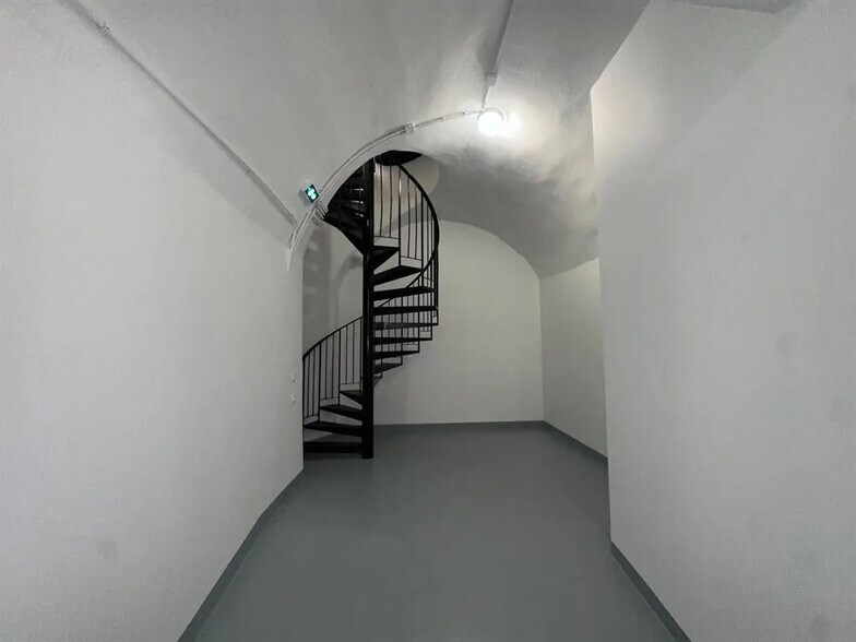 Retail in Paris for lease - Interior Photo - Image 3 of 8