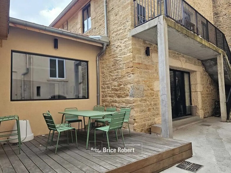 Office in Lyon for sale - Building Photo - Image 1 of 2