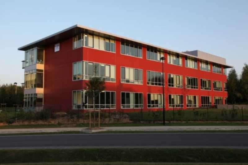 Office in Voisins-le-Bretonneux for lease - Building Photo - Image 3 of 5