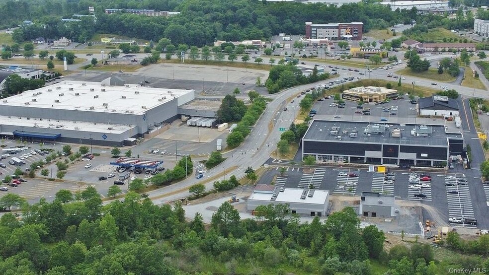 200-400 N Galleria Dr, Middletown, NY for lease - Primary Photo - Image 1 of 6