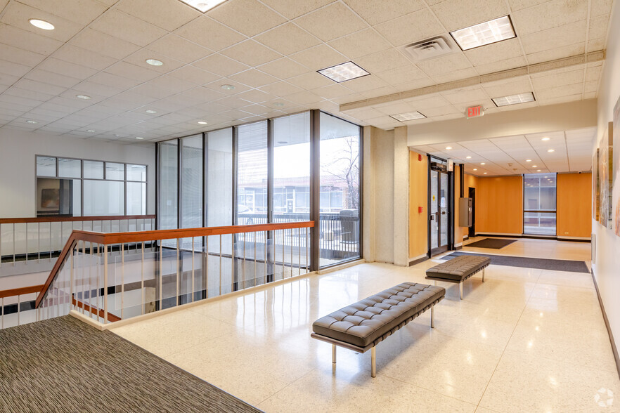 2454 E Dempster St, Des Plaines, IL for lease - Lobby - Image 3 of 9