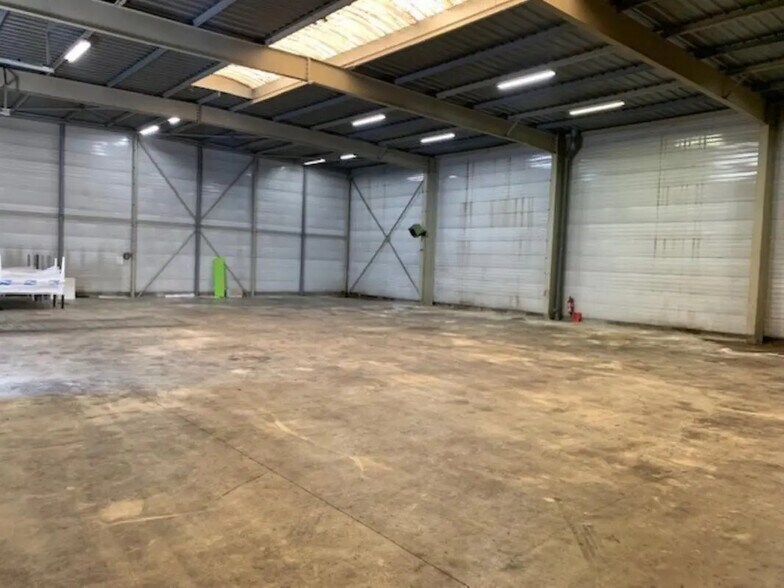 Flex in Colombes for lease - Interior Photo - Image 3 of 6