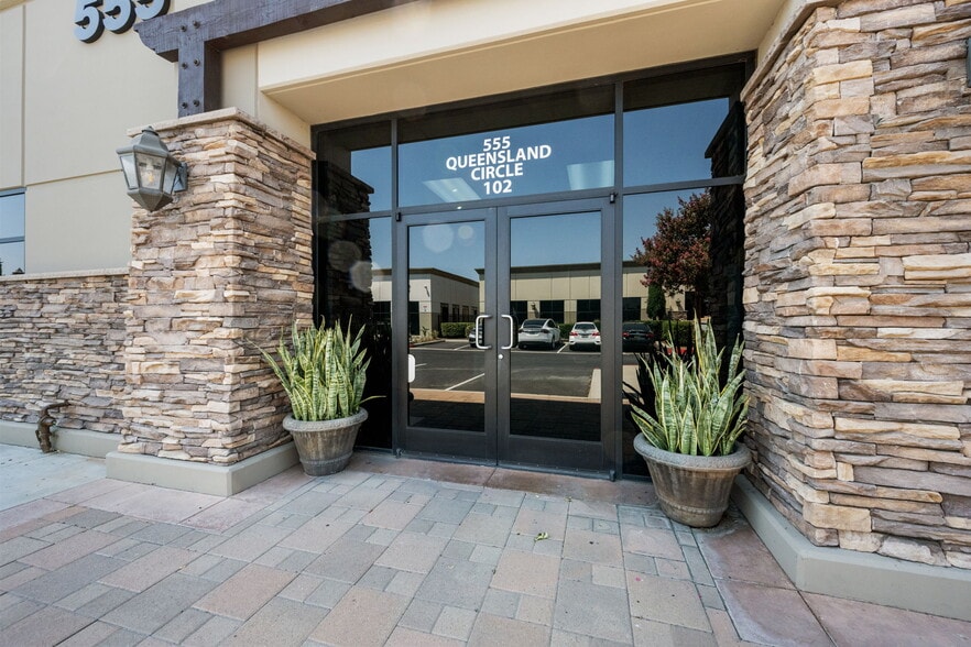 555 Queensland Cir, Corona, CA for lease - Building Photo - Image 2 of 58