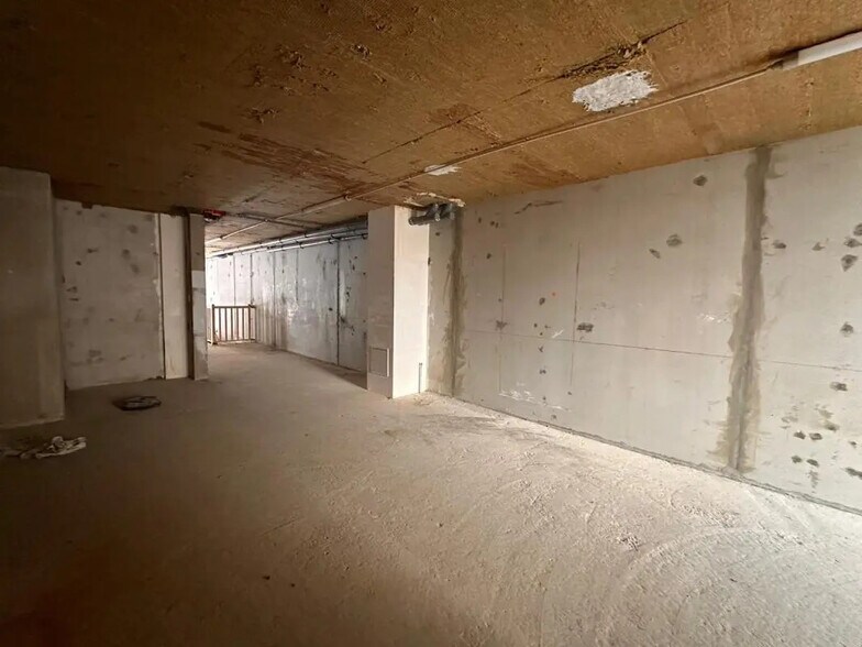 Retail in Paris for lease - Building Photo - Image 3 of 7