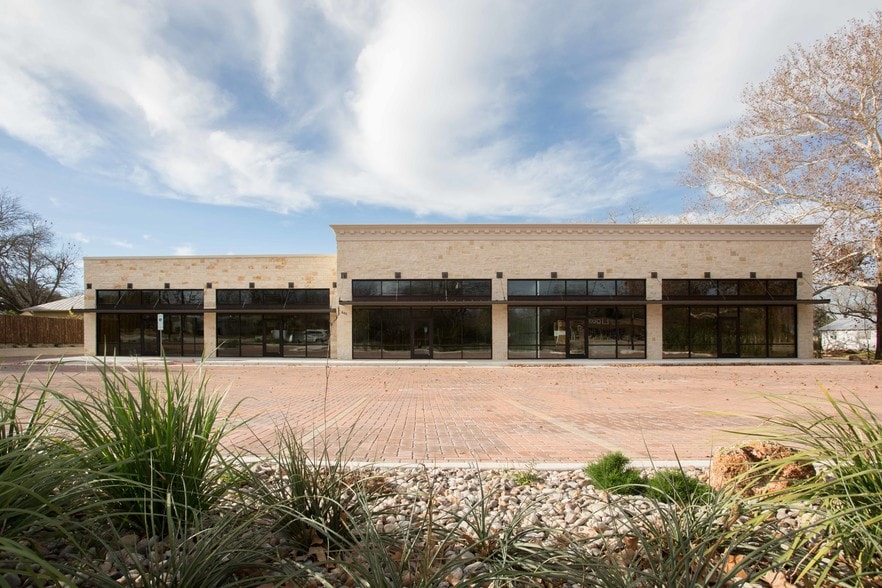 805 W Main St, Fredericksburg, TX for lease - Building Photo - Image 2 of 3