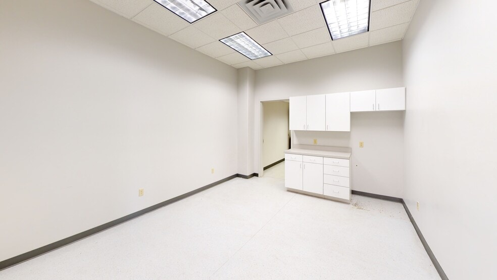 3225 Southview Dr, Elkhart, IN for sale - Building Photo - Image 3 of 10