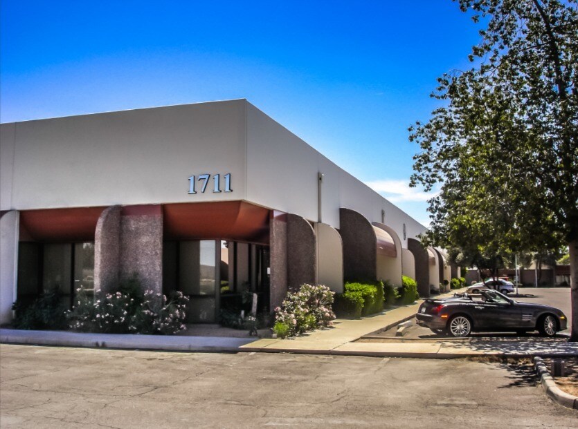 1711 W Rose Garden Ln, Phoenix, AZ for lease Building Photo- Image 1 of 7