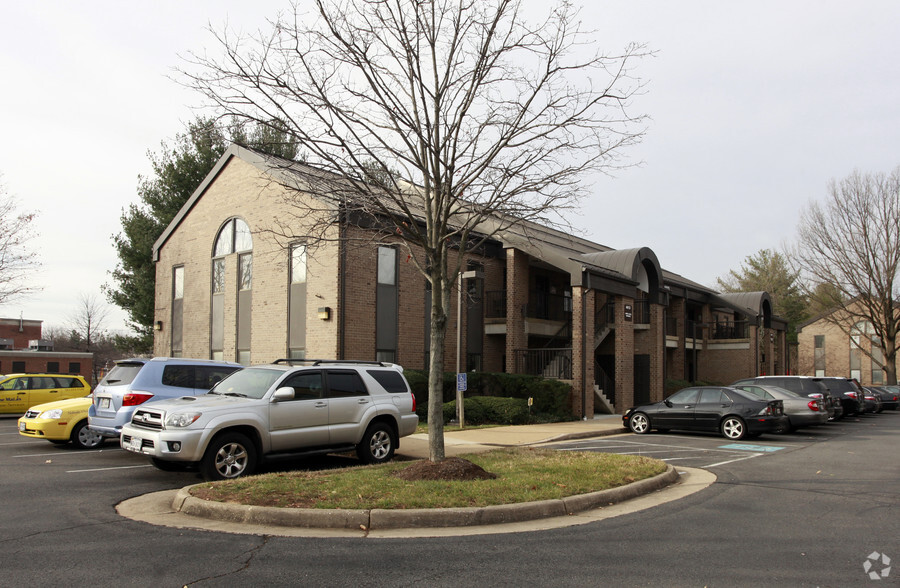 4613 Pinecrest Office Park Dr, Alexandria, VA for lease - Building Photo - Image 1 of 18