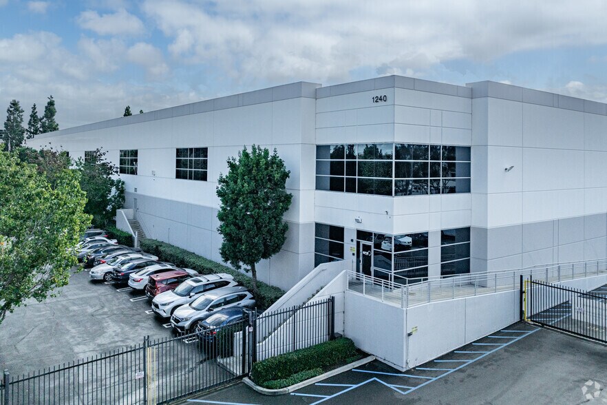 1240-1250 E Victoria St, Carson, CA for sale - Primary Photo - Image 1 of 1