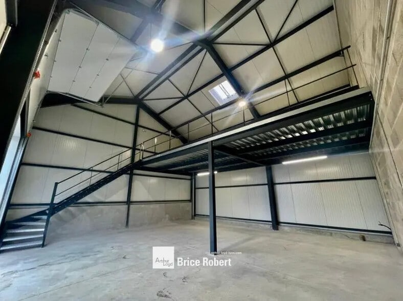 Flex in Chavanoz for lease - Interior Photo - Image 3 of 6