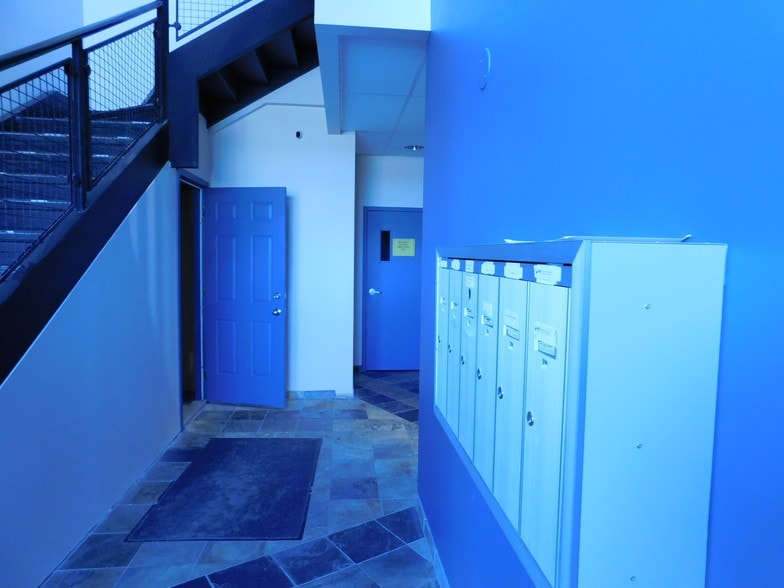 6919 32nd Ave NW, Calgary, AB for sale - Lobby - Image 1 of 1