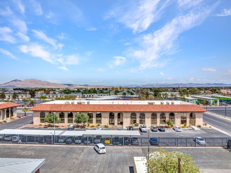 La Plaza Business Center portfolio of 3 properties for sale on LoopNet.com - Building Photo - Image 2 of 12