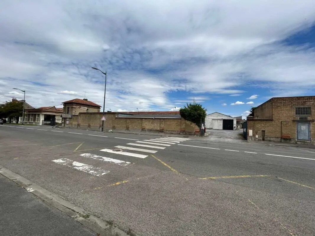 Flex in Saint-Quentin for lease Building Photo- Image 1 of 2