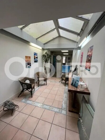 Retail in La Rochelle for lease - Building Photo - Image 3 of 3