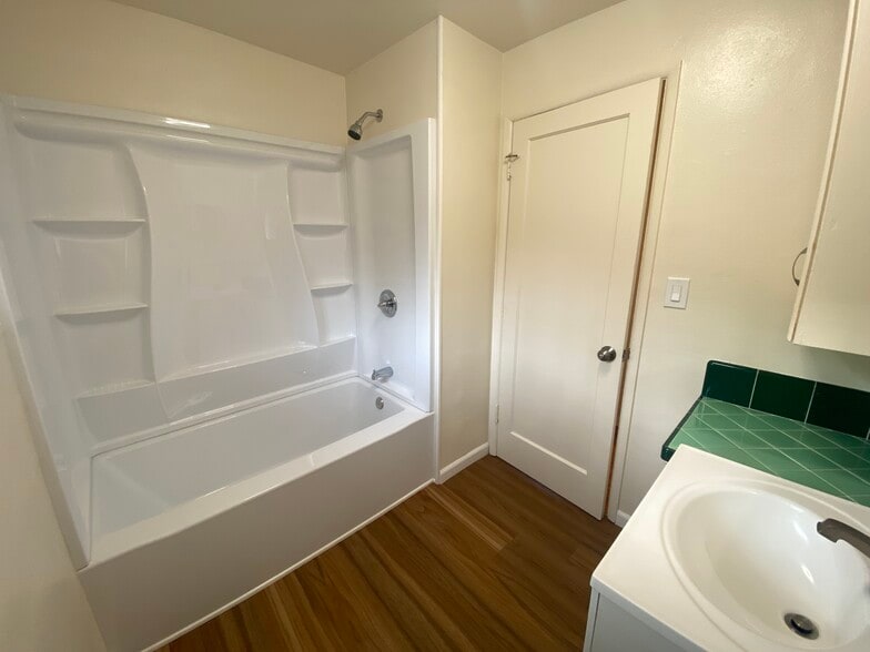300 W 4th St, The Dalles, OR for sale - Interior Photo - Image 3 of 12