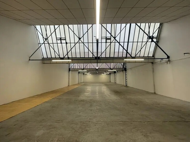 Flex in Montreuil for lease - Interior Photo - Image 3 of 7