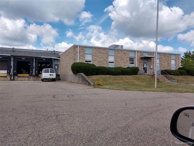 1070 Clark Rd, Lapeer, MI for sale - Building Photo - Image 1 of 1