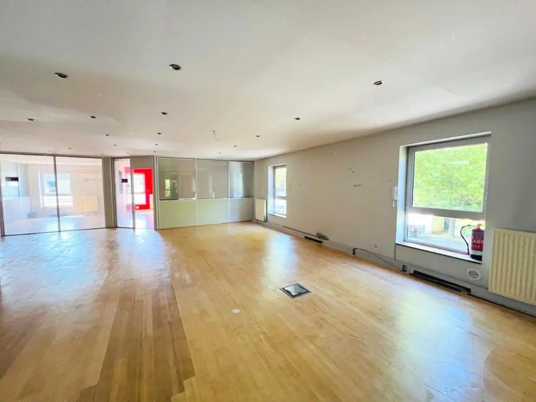 Office in Voisins-le-Bretonneux for sale Interior Photo- Image 1 of 13