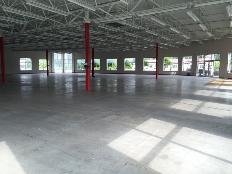 3794 Commerce Ct, North Tonawanda, NY for lease - Building Photo - Image 2 of 2