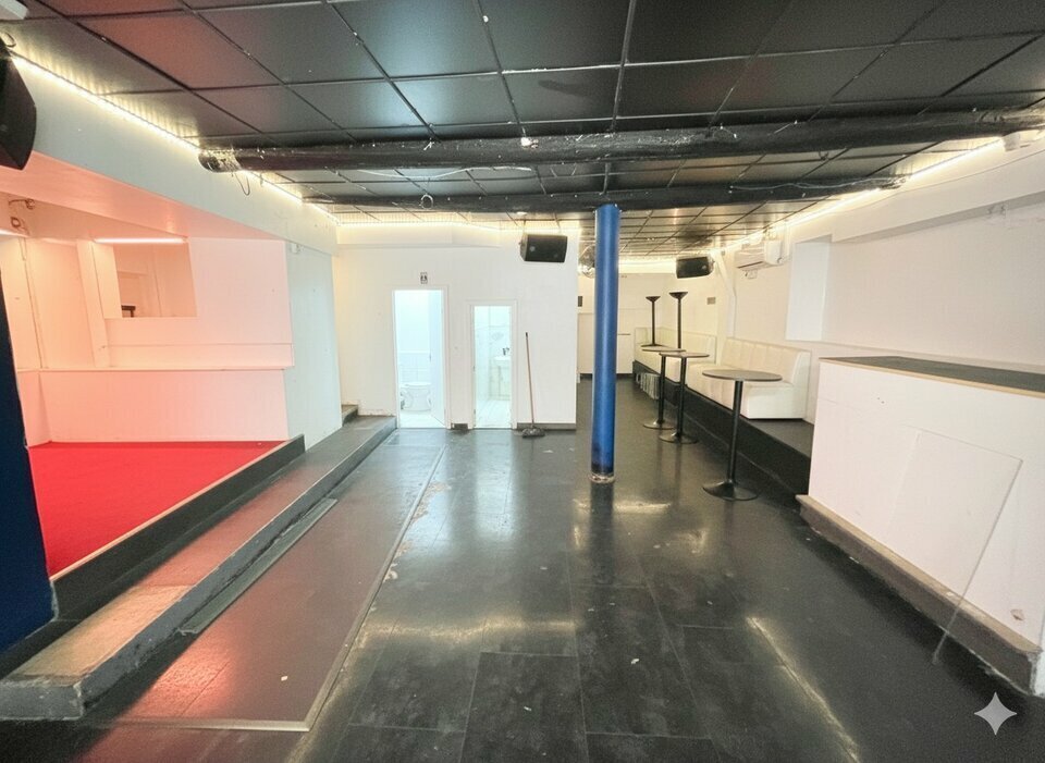 Retail in Nice for lease Interior Photo- Image 1 of 6