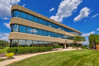 2707 Butterfield Rd, Oak Brook, IL for lease Building Photo- Image 2 of 3