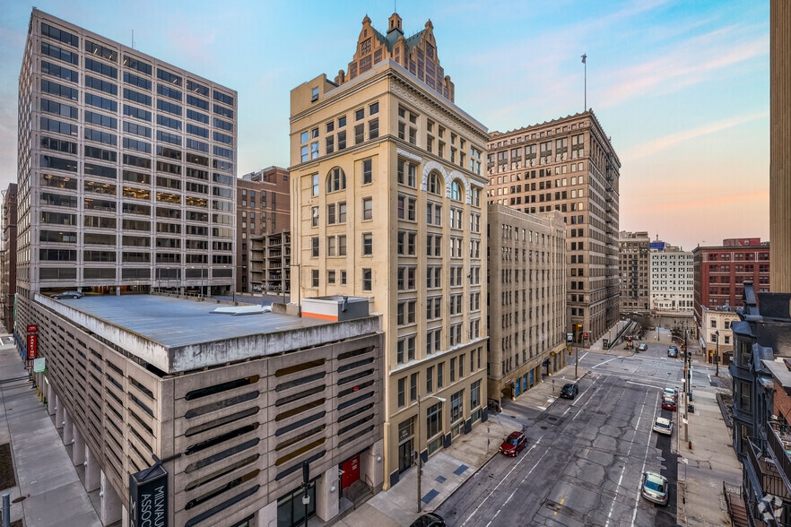 225 E Mason St, Milwaukee, WI for sale - Primary Photo - Image 1 of 41