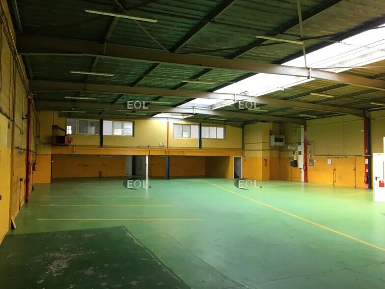 Flex in Montreuil for lease - Interior Photo - Image 3 of 6