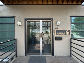 312 E Esplanade, North Vancouver, BC for lease Interior Photo- Image 1 of 6