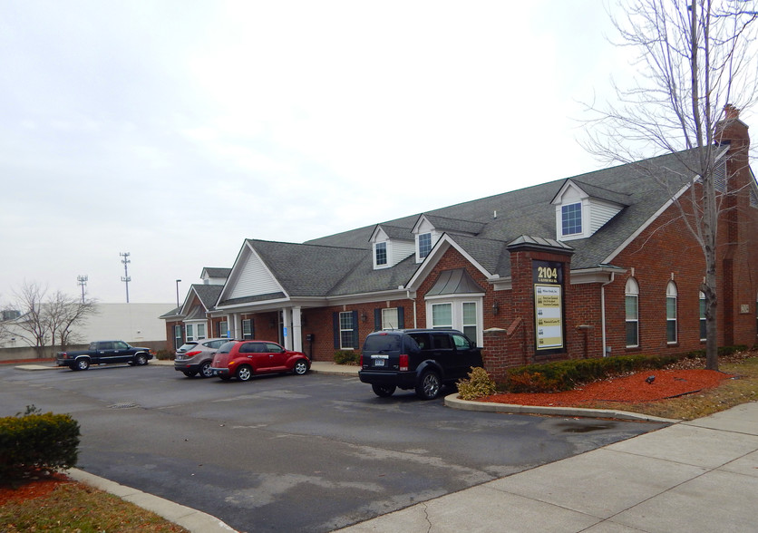 2104 E Eleven Mile Rd, Warren, MI for lease - Building Photo - Image 1 of 10