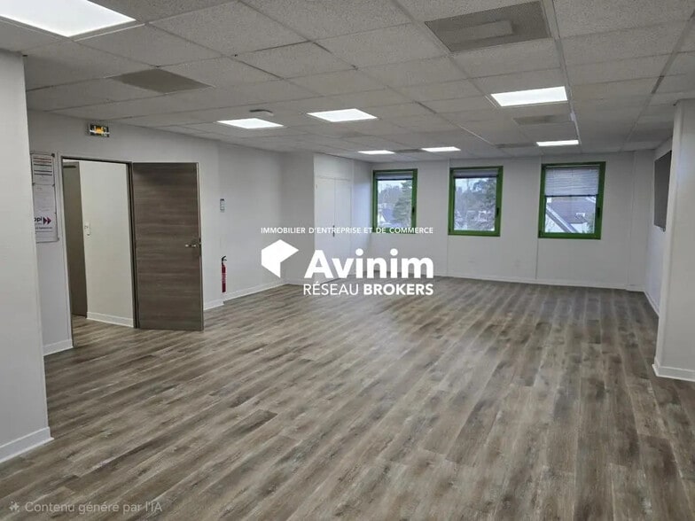 Office in Domont for lease - Interior Photo - Image 3 of 5