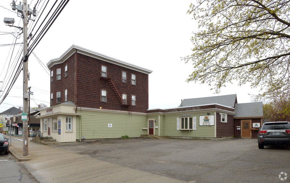 569 Armistice Blvd, Pawtucket, RI for sale - Primary Photo - Image 1 of 1