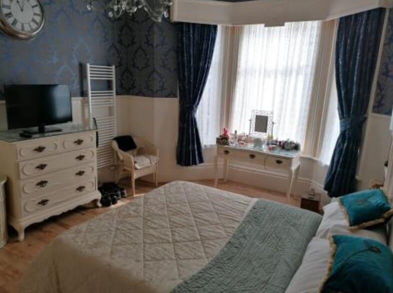 109 Station Av, Sandown for sale - Interior Photo - Image 3 of 5