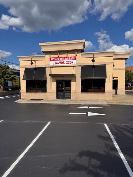 2502 Battleground Ave, Greensboro, NC for lease - Building Photo - Image 1 of 19