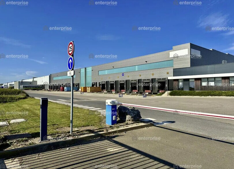 Industrial in Chaulnes for lease - Building Photo - Image 3 of 4