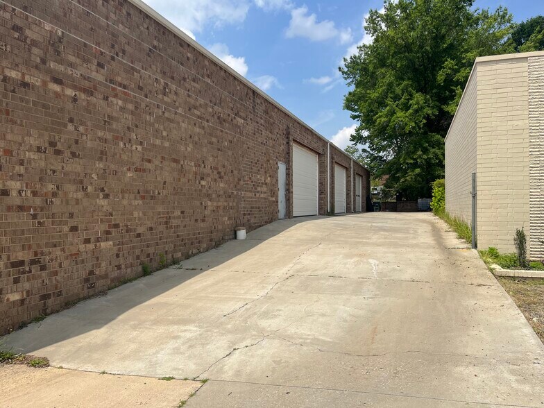 112 S Walnut Cir, Greensboro, NC for lease - Building Photo - Image 2 of 8