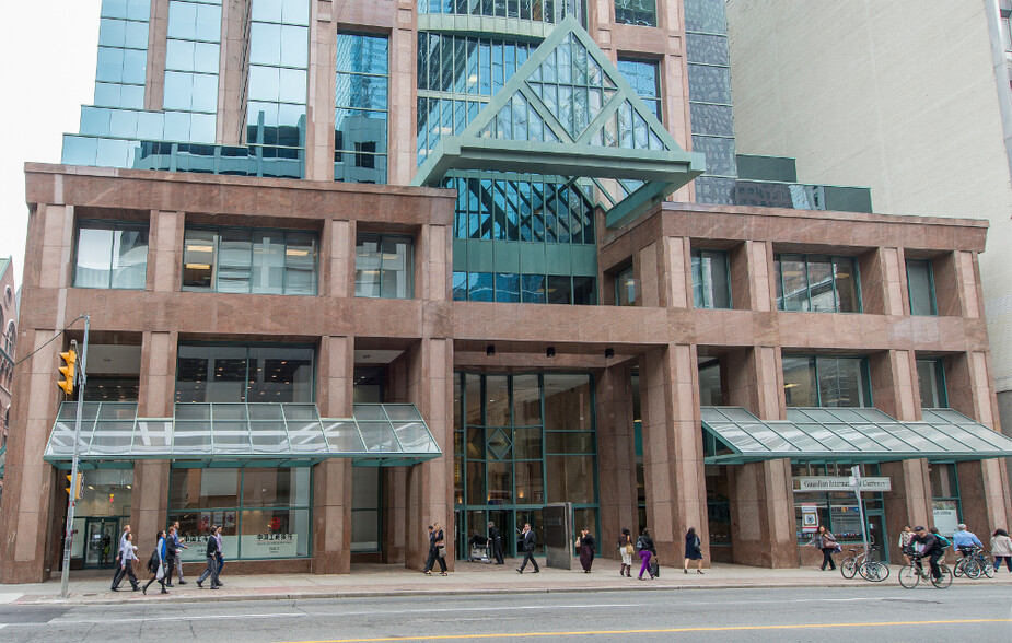 151 Yonge St, Toronto, ON for lease - Building Photo - Image 2 of 2
