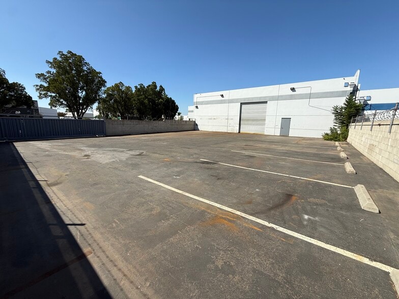 391 Elizabeth Ln, Corona, CA for lease - Building Photo - Image 2 of 6