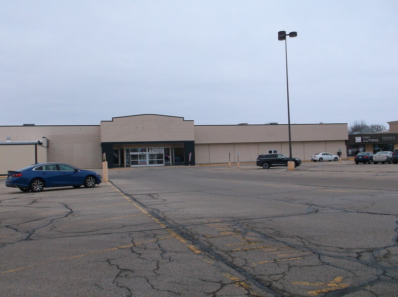 1188-1200 W Fond Du Lac St, Ripon, WI for lease - Building Photo - Image 1 of 13