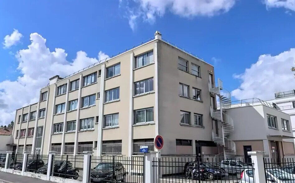 Office in Maisons-Alfort for lease - Building Photo - Image 1 of 2