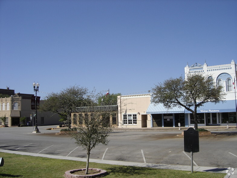 117 Main St, Lockhart, TX for lease - Building Photo - Image 2 of 3