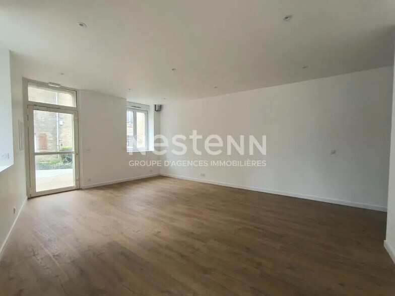 Retail in Elven for lease - Interior Photo - Image 1 of 4