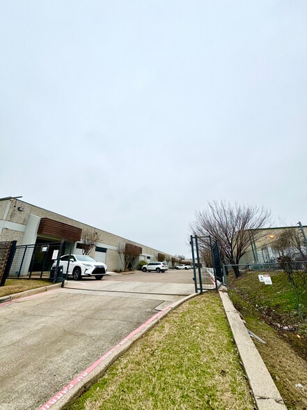 10606 Shady Trl, Dallas, TX for sale - Building Photo - Image 3 of 13