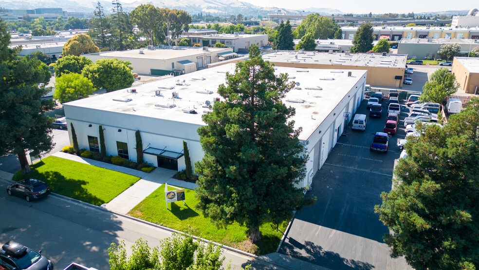 7034 Commerce Cir, Pleasanton, CA for lease - Building Photo - Image 1 of 6