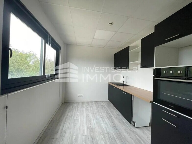 Office in Brie-Comte-Robert for lease - Interior Photo - Image 3 of 4