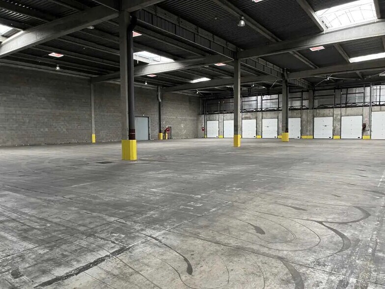 Office in Corbas for lease - Building Photo - Image 2 of 33