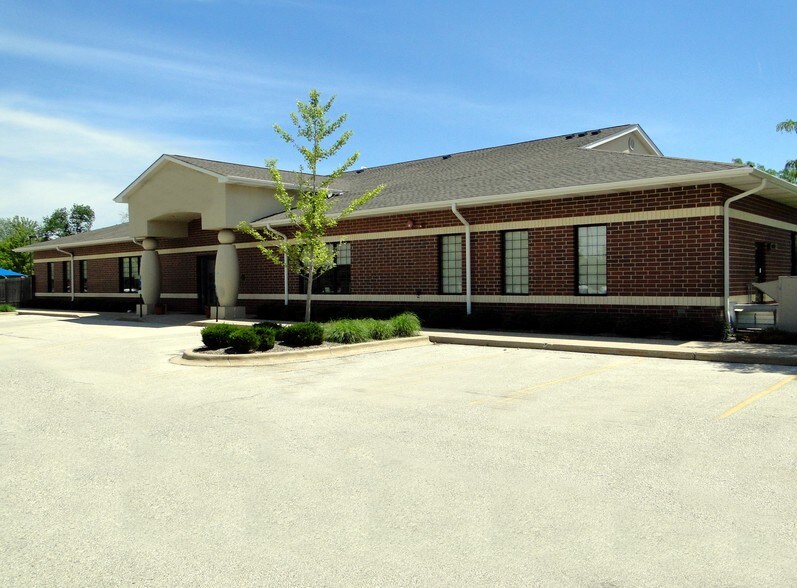 2420 Harnish Dr, Algonquin, IL 60102