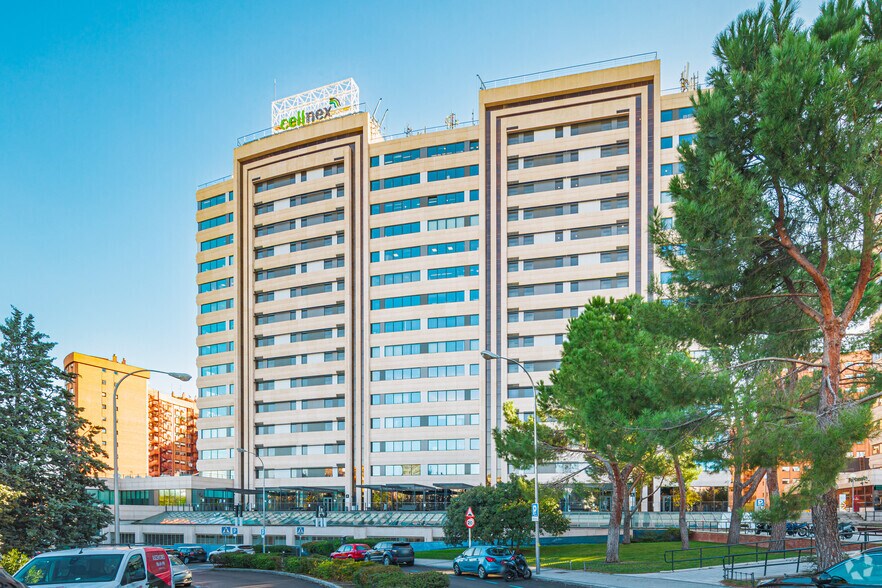 Calle de Juan Esplandiú, 11-13, Madrid, Madrid for lease - Building Photo - Image 3 of 4