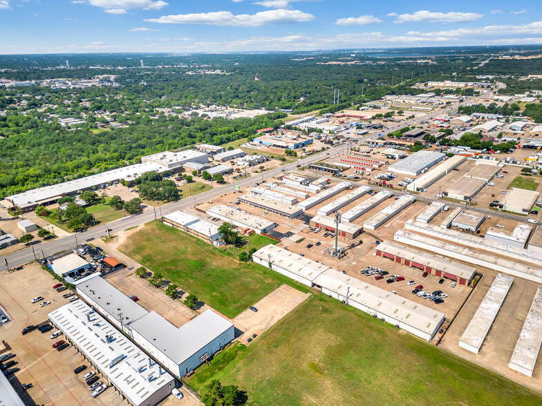 300-331 Aaron Ave, Arlington, TX for lease - Building Photo - Image 2 of 9